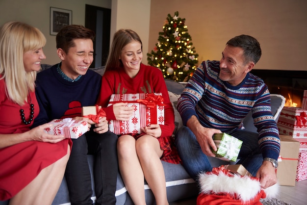 Vater greift nach den Geschenken aus dem Sack