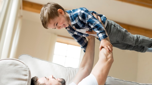 Vater hält sein Kind in der Luft