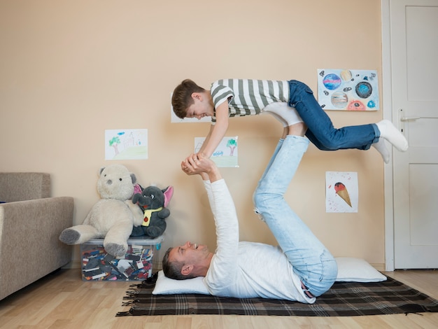 Vater hält seinen Sohn in der Luft