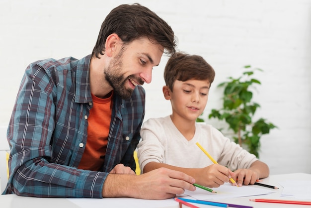 Vater hilft kleinen Sohn bei den Hausaufgaben