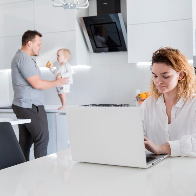 Vater kümmert sich um Baby