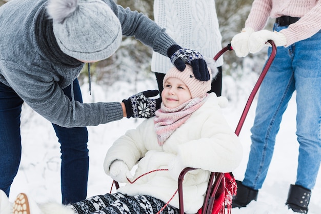 Vater kümmert sich um die Tochter