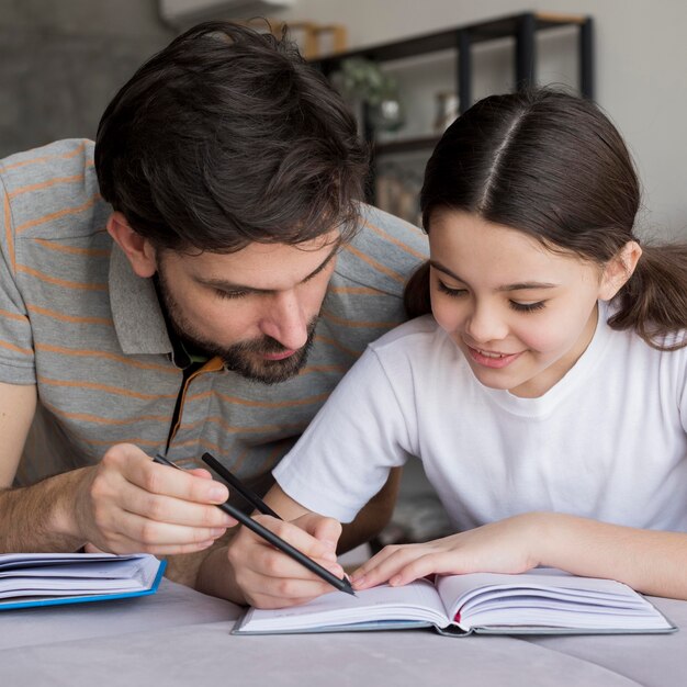 Vater lehrt Mädchen zu schreiben