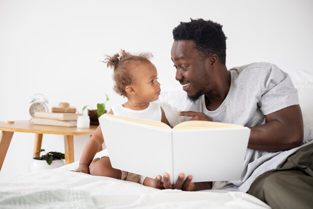 Vater liest ihrem Baby vor