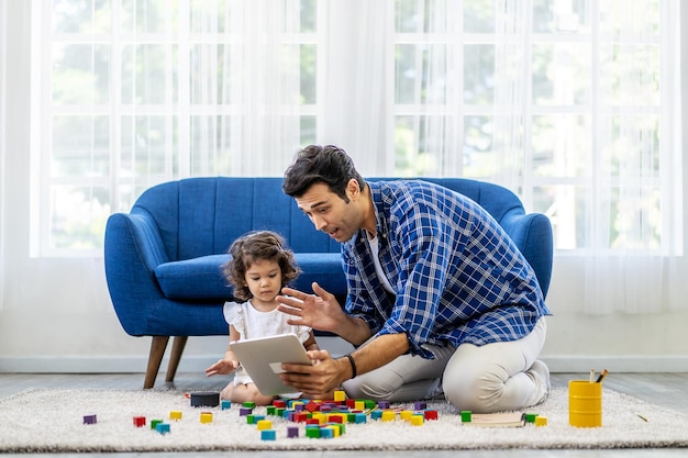 Vater macht virtuellen Videoanruf mit Mutter über Tablet