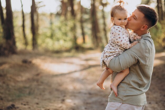 Vater mit der kleinen Tochter, die im Wald umarmt