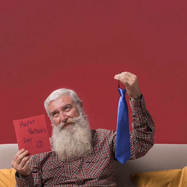 Vater mit einem Geschenk von seiner Tochter