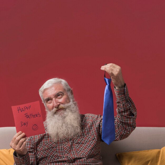 Vater mit einem Geschenk von seiner Tochter