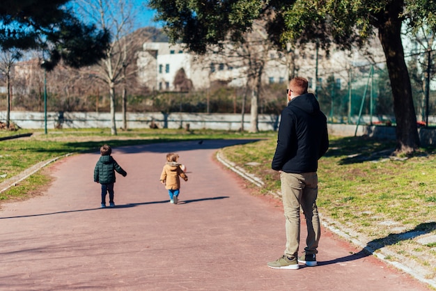 Kostenloses Foto vater mit kind im park