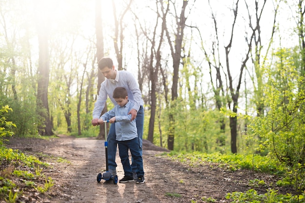 Vater mit Kind in der Natur