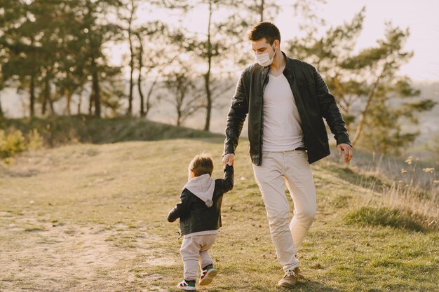 Vater mit kleinem Sohn, der Masken trägt