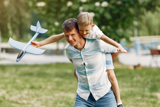 Vater mit kleinem Sohn spielt mit Spielzeugflugzeug