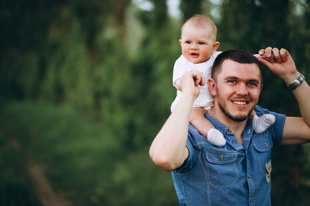 Kostenloses Foto vater mit kleinkindtochter