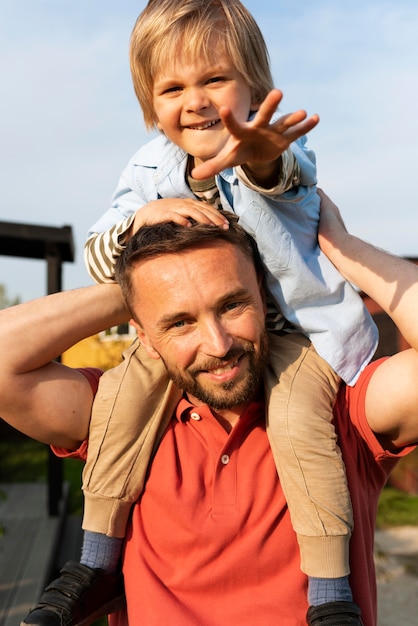 Kostenloses Foto vater mit mittlerem schuss, der mit kind spielt