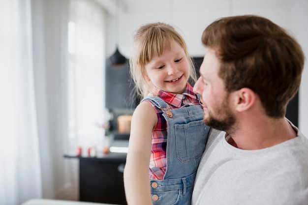 Kostenloses Foto vater mit reizender tochter