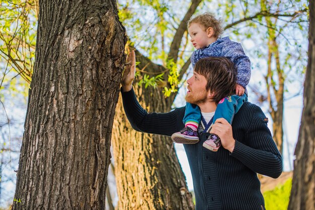 Vater mit seinem Sohn auf den Schultern sitzen