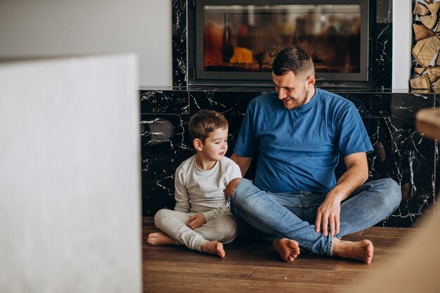 Vater mit seinem Sohn zu Hause zusammen