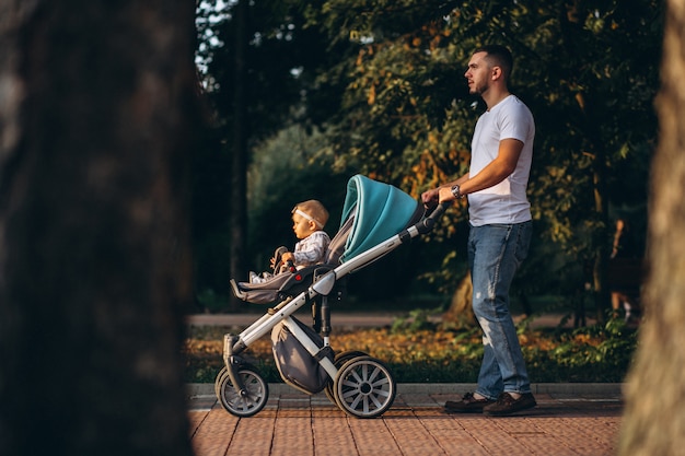 Vater mit seiner Tochter, die in Park geht