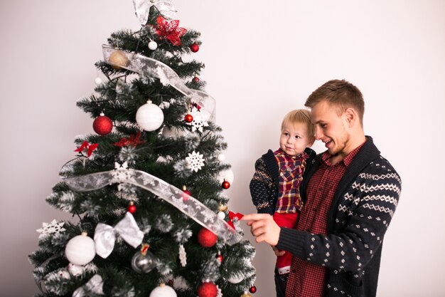 Vater mit Sohn am Weihnachtsbaum