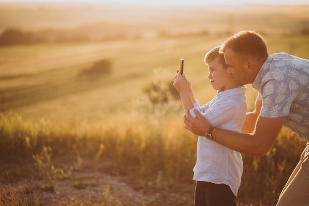 Vater mit Sohn bei Sonnenuntergang im Park