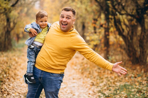 Vater mit Sohn im Herbstpark