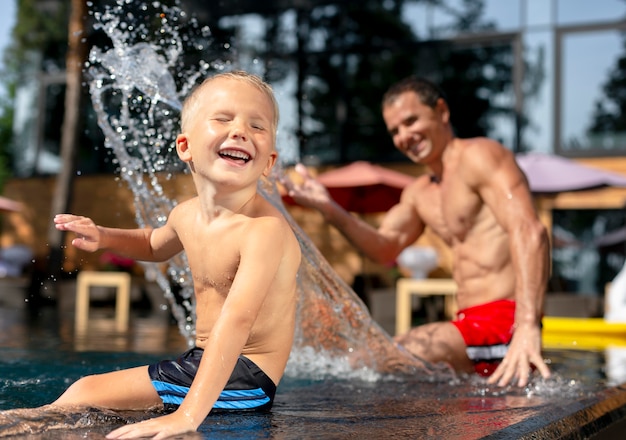 Vater mit Sohn im Schwimmbad