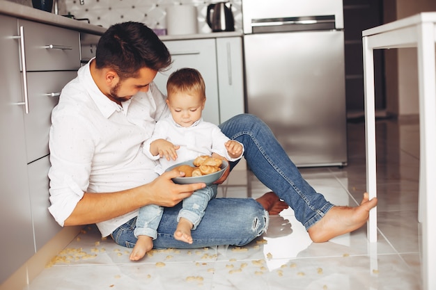 Vater mit sohn zu hause