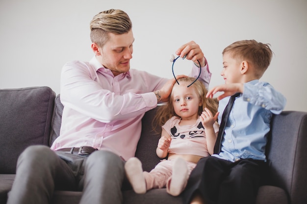 Vater setzte einen Plüsch auf seine Tochter