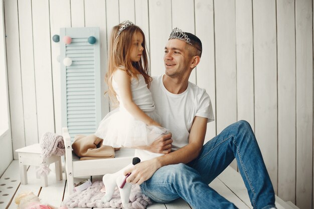 Vater spielt mit einer kleinen Tochter