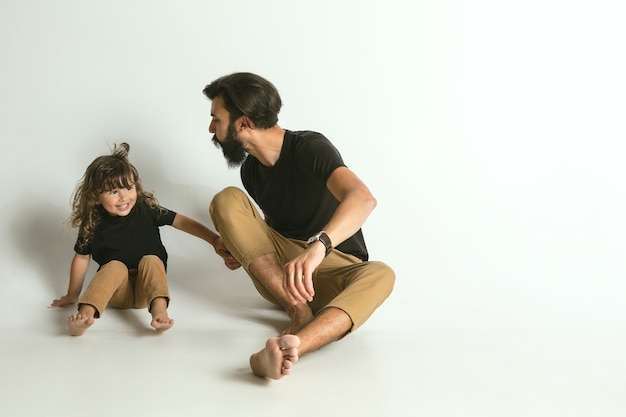 Vater spielt mit kleinem sohn gegen weiß