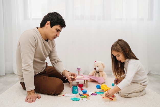 Vater spielt mit seiner Tochter