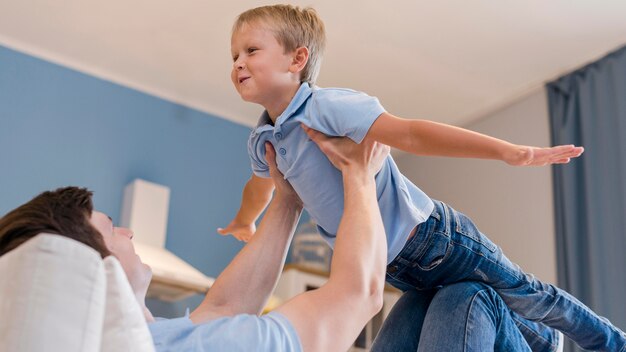 Vater spielt mit süßem Sohn