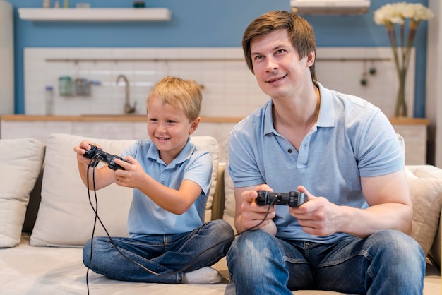 Kostenloses Foto vater spielt zusammen mit seinem sohn videospiele