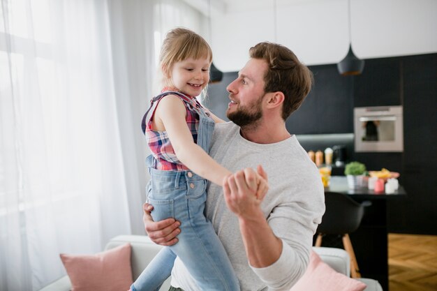 Vater tanzt mit Tochter