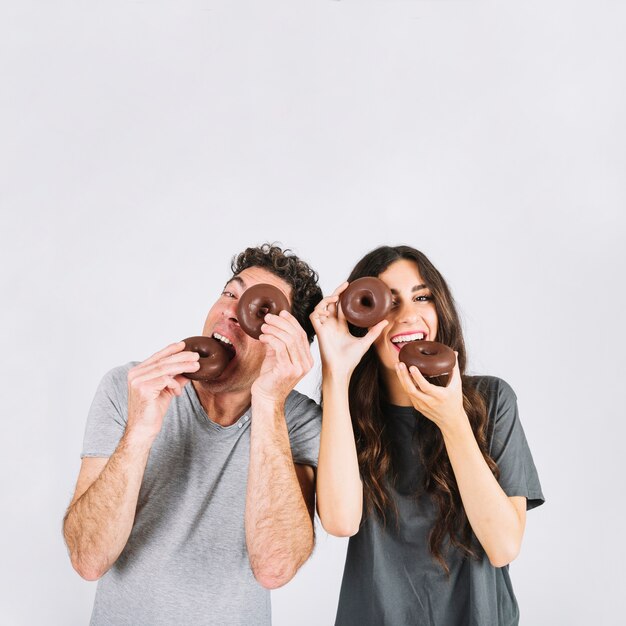 Vater und Daughte essen Donuts