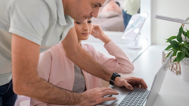 Vater und Kind benutzen den Laptop