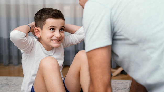 Vater und Kind machen Übungen