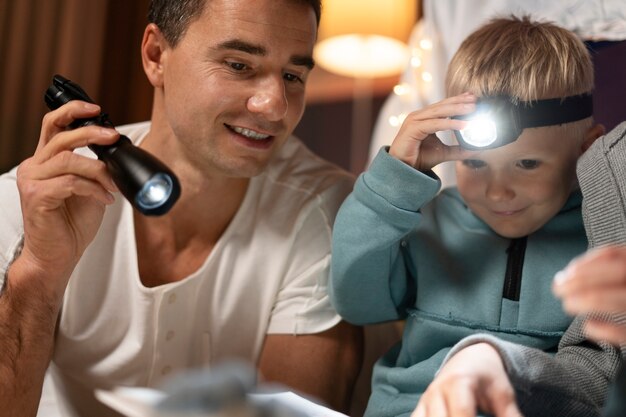 Vater und Kind mit Lichtern hautnah