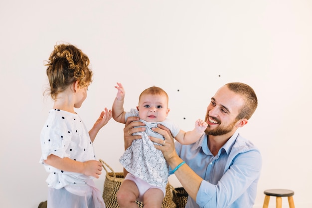 Vater und Kinder im Kindergarten