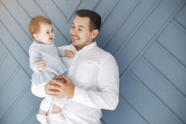 Vater und kleine Tochter haben Spaß zu Hause