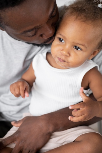 Vater und kleine Tochter verbringen Zeit zusammen