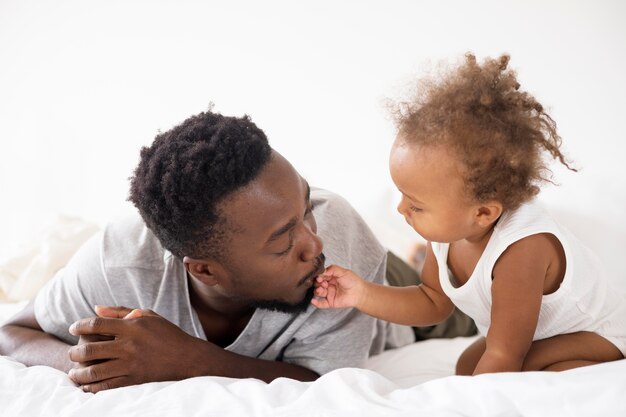 Vater und kleine Tochter verbringen Zeit zusammen