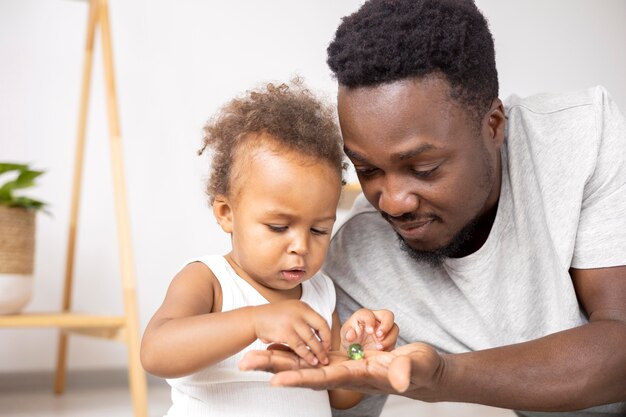 Vater und kleine Tochter verbringen Zeit zusammen