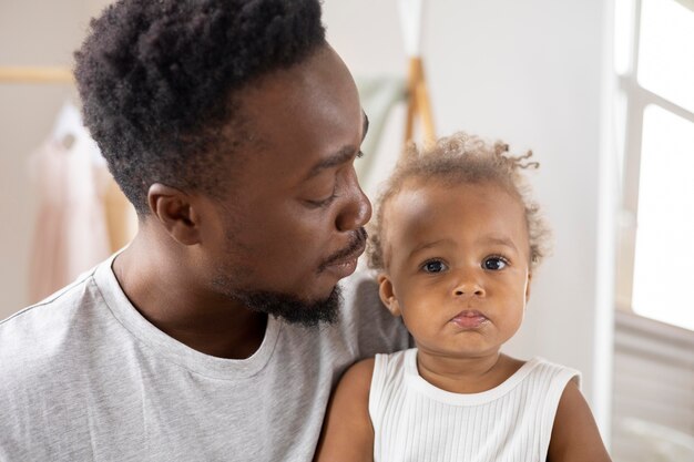 Vater und kleine Tochter verbringen Zeit zusammen