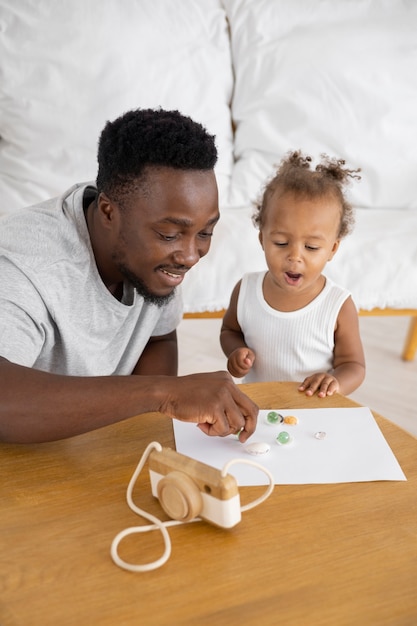 Vater und kleine Tochter verbringen Zeit zusammen