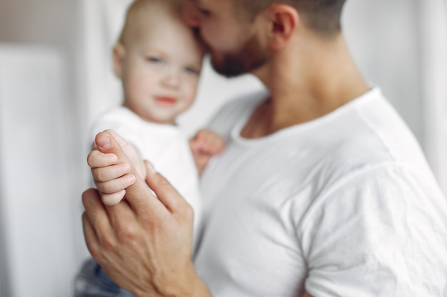 Vater und kleiner Sohn haben Spaß zu Hause