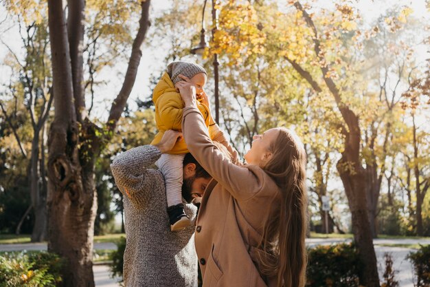 Vater und Mutter verbringen Zeit im Freien mit ihrem Baby