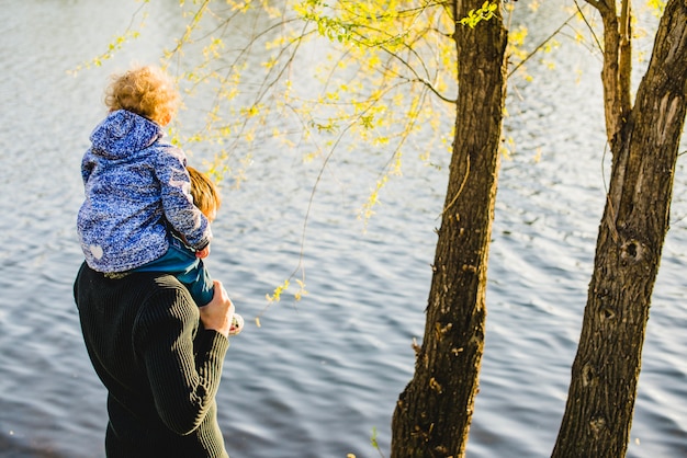 Vater und Sohn auf dem See an einem sonnigen Tag