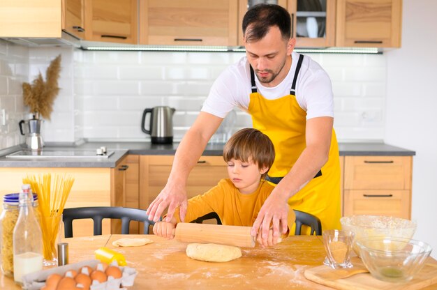 Vater und Sohn benutzen das Paddel in der Küche