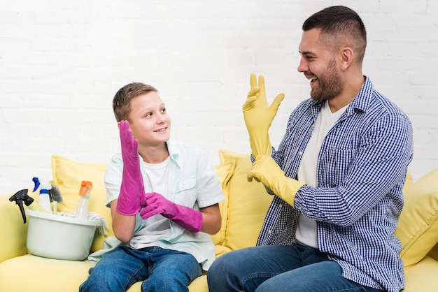 Vater und Sohn bereiten sich auf die Reinigung des Hauses vor